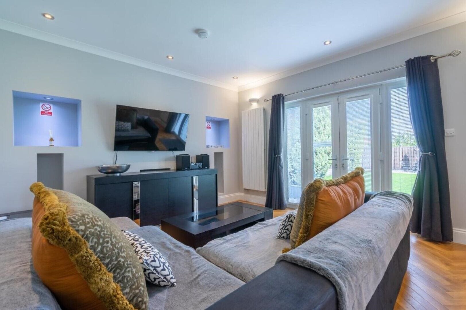 TV connectée, jeux vidéo, lecteur de DVD, livres