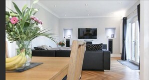 تلفزيون ذكي، ألعاب فيديو، مشغل دي في دي، كُتُب