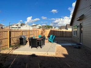 Outdoor dining - Spacious, NEW Home with Gorgeous Edison Patio (San Antonio)