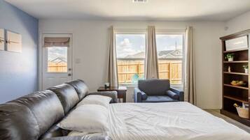 4 bedrooms, iron/ironing board, WiFi, bed sheets