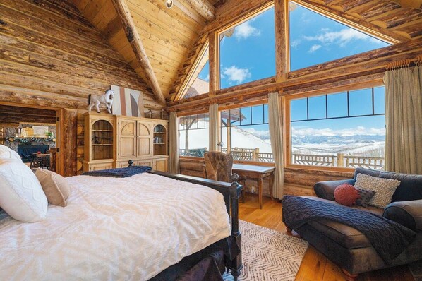 8 habitaciones, tabla de planchar con plancha y cuna de viaje 