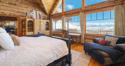 Luxury Lodge Retreat, 360 Views, Hot tub, Views!!