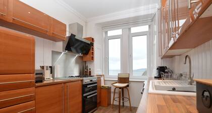 Glen Oirig, inviting upper level apartment with sea views