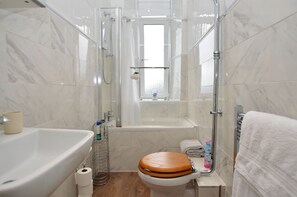 Combined shower/bathtub, hair dryer, towels