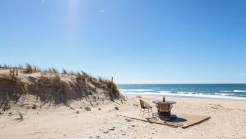 Plage, chaises longues
