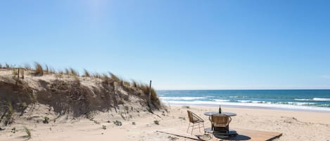 På stranden och solstolar