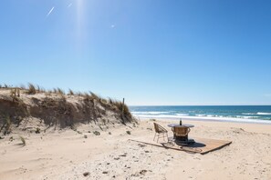 Plage, chaises longues