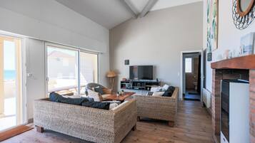 Télévision, cheminée, livres