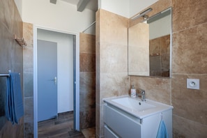 Douche, sĂšche-cheveux, serviettes fournies, papier toilette