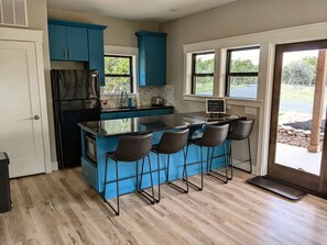 Kjøleskap, mikrobølgeovn, kaffetrakter/tekoker og brødrister