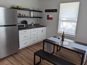 Refrigerador con congelador, parrilla de estufa y cafetera y tetera 