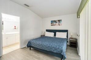 4 bedrooms, iron/ironing board, WiFi, bed sheets - Huge screened patio that overlooks Lake Buck, near famous attractions!! (Kissimmee)