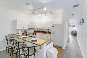 Fridge, microwave, oven, stovetop - Huge screened patio that overlooks Lake Buck, near famous attractions!! (Kissimmee)