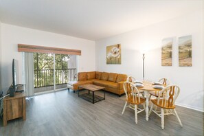 TV - Huge screened patio that overlooks Lake Buck, near famous attractions!! (Kissimmee)