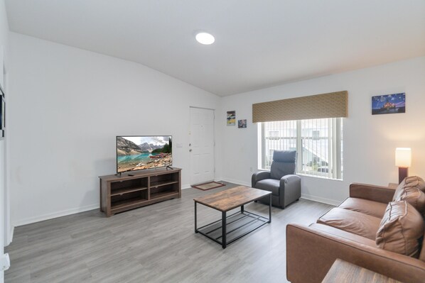 TV - Huge screened patio that overlooks Lake Buck, near famous attractions!! (Kissimmee)