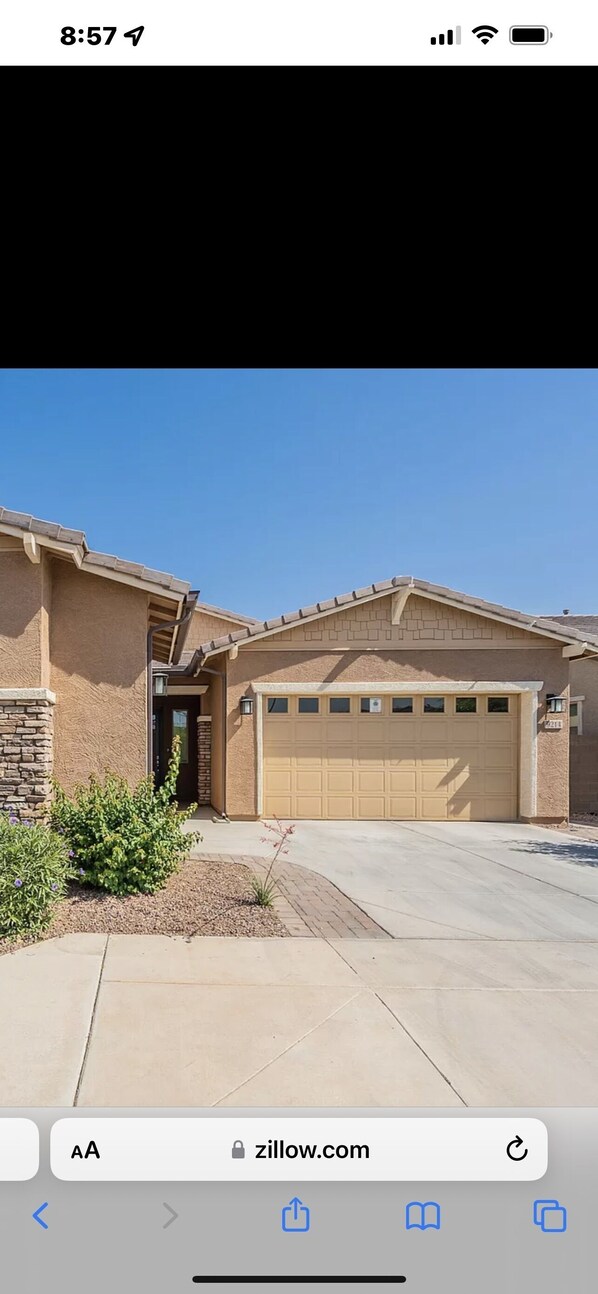 Exterior - Luxurious Newer Modern Home 1.5 miles from State Farm Stadium/Westgate district. (Phoenix)