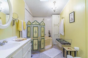 Bañera con ducha, secador de pelo, toallas, jabón