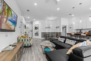 Smart TV, stereo - House with Screened Heated Pool year-round with 10 minutes to the Beaches! (Jacksonville)