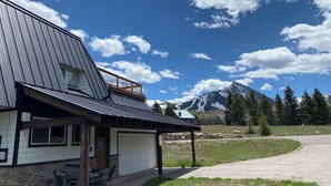 Exterior - Mountain Vintage Vacation Home! Conveniently in Mt CB, easy access to trails! (Crested Butte)