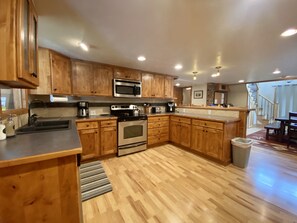 冰箱、微波炉、烤箱、炉灶