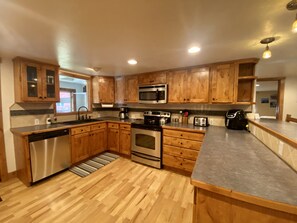 冰箱、微波炉、烤箱、炉灶