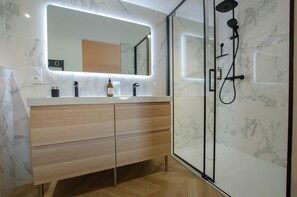 Douche, serviettes fournies