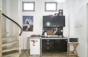 Refrigerador, microondas, horno y cafetera y tetera 