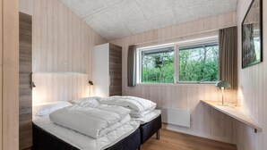 4 bedrooms, free WiFi - Gorgeous home in Oksbøl with sauna (Oksbøl)
