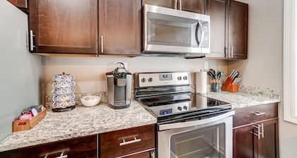Oakley Square 2BR Condo-Walkable with Free Parking