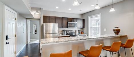 Jääkaappi, mikroaaltouuni, astianpesukone, leivänpaahdin