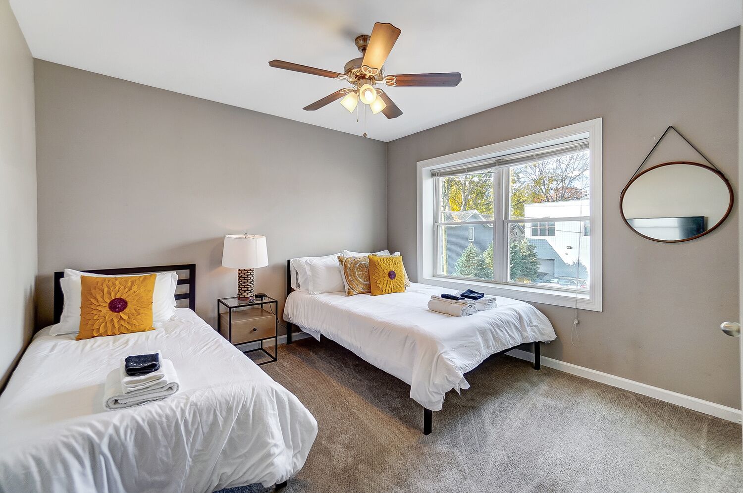 2 室のベッドルーム、デスク、旅行用ベビーベッド、WiFi (無料)