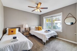 2 soverom, skrivebord, reiseseng for barn og wi-fi (inkludert)