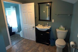 Bathtub, hair dryer, towels - Skipper Tom's (Twillingate)