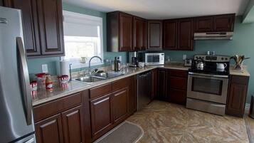 Frigorifero, forno, piano cottura, lavastoviglie