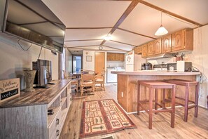 Une cuisine avec des meubles en bois, une cuisinière encastrée et un coin bar.