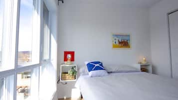 2 chambres, fer et planche à repasser, lit de bébé portatif