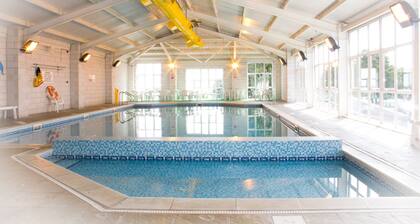 House nr Beach with Superb View and access to Pool