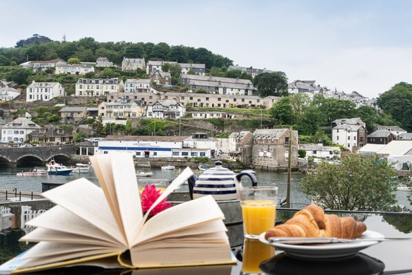 Outdoor dining - House nr Beach with Superb View and access to Pool (Looe)