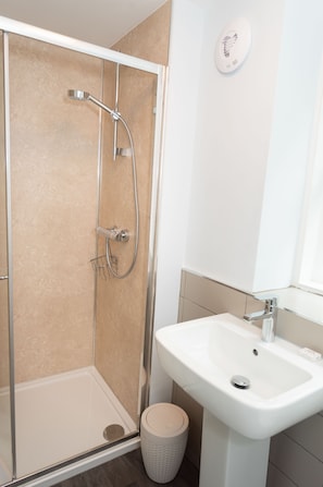Combined shower/tub, hair dryer, towels