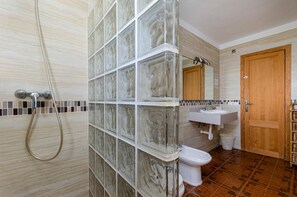 Douche, sèche-cheveux, serviettes fournies, savon