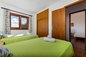 3 chambres, fer et planche à repasser, lit parapluie, Wi-Fi gratuit