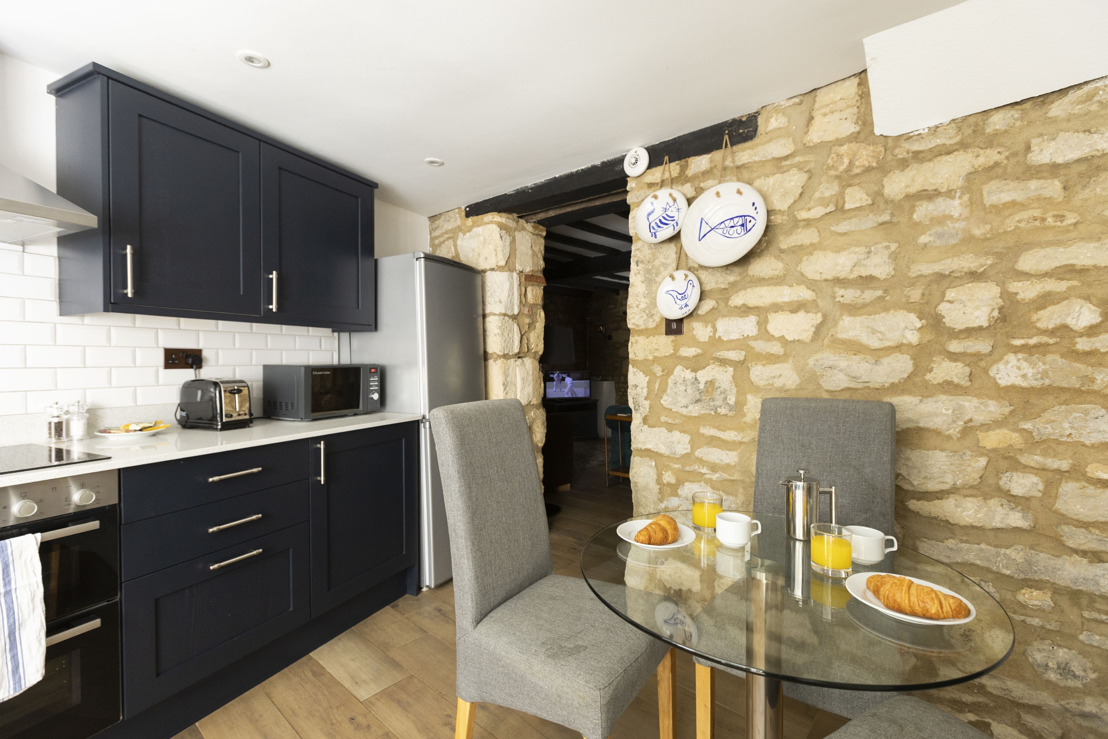 Réfrigérateur, micro-ondes, four, plaque de cuisson