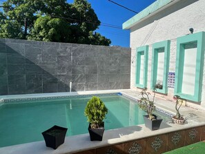 Una piscina al aire libre