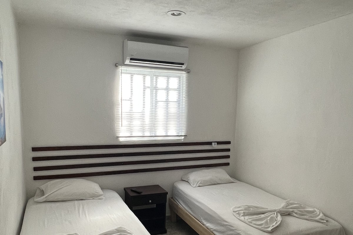 Habitación económica con 2 camas individuales | Edredón, wifi gratis y ropa de cama
