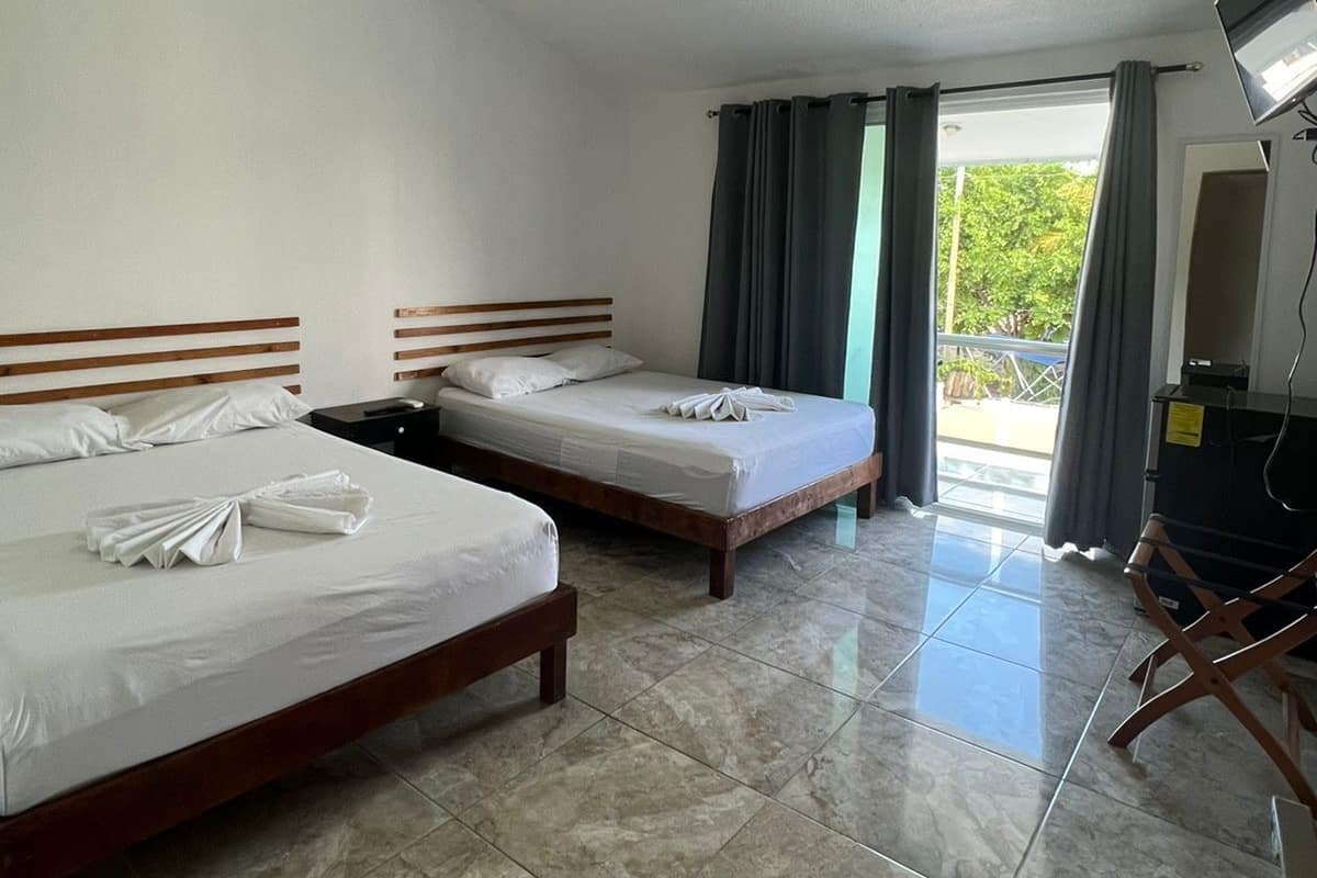Habitación cuádruple económica | Edredón, wifi gratis y ropa de cama