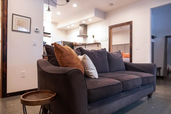 Smart TV, chimenea y libros