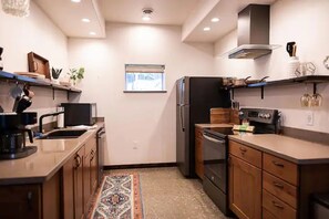 Fridge, microwave, oven, stovetop - Beautiful, 1-Bedroom in the Hills of Fairbanks (Fairbanks)