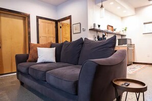 Smart TV, fireplace, books - Beautiful, 1-Bedroom in the Hills of Fairbanks (Fairbanks)