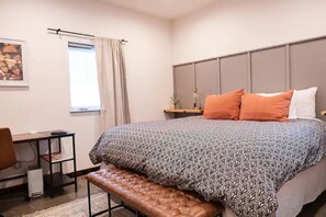 1 habitación, caja de seguridad en la habitación y escritorio