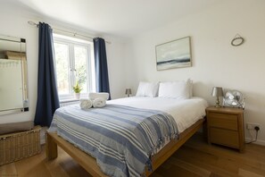 1 bedroom, desk, iron/ironing board, WiFi - Bridge View | Oxford Holiday Let | 1 Bed & Sleeps 2 (Oxford)